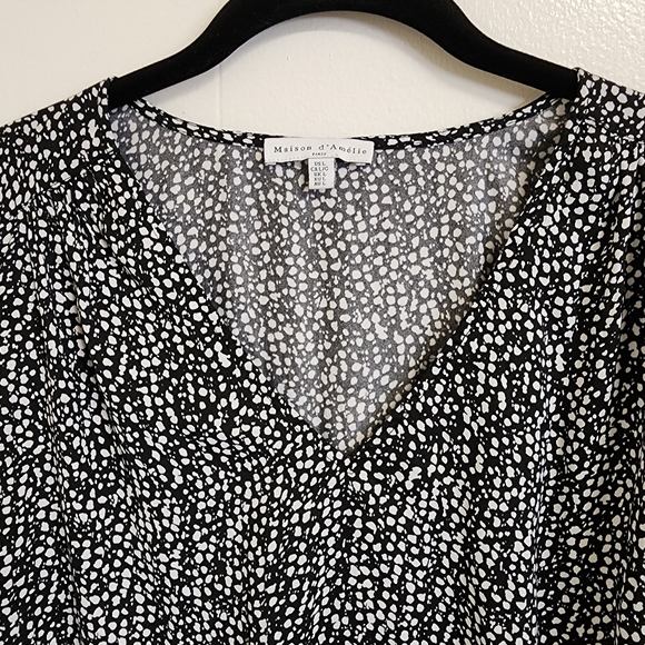 Maison d'Amelie Paris, Large, Black & White, V neck, Short Sleeved. - Picture 4 of 8